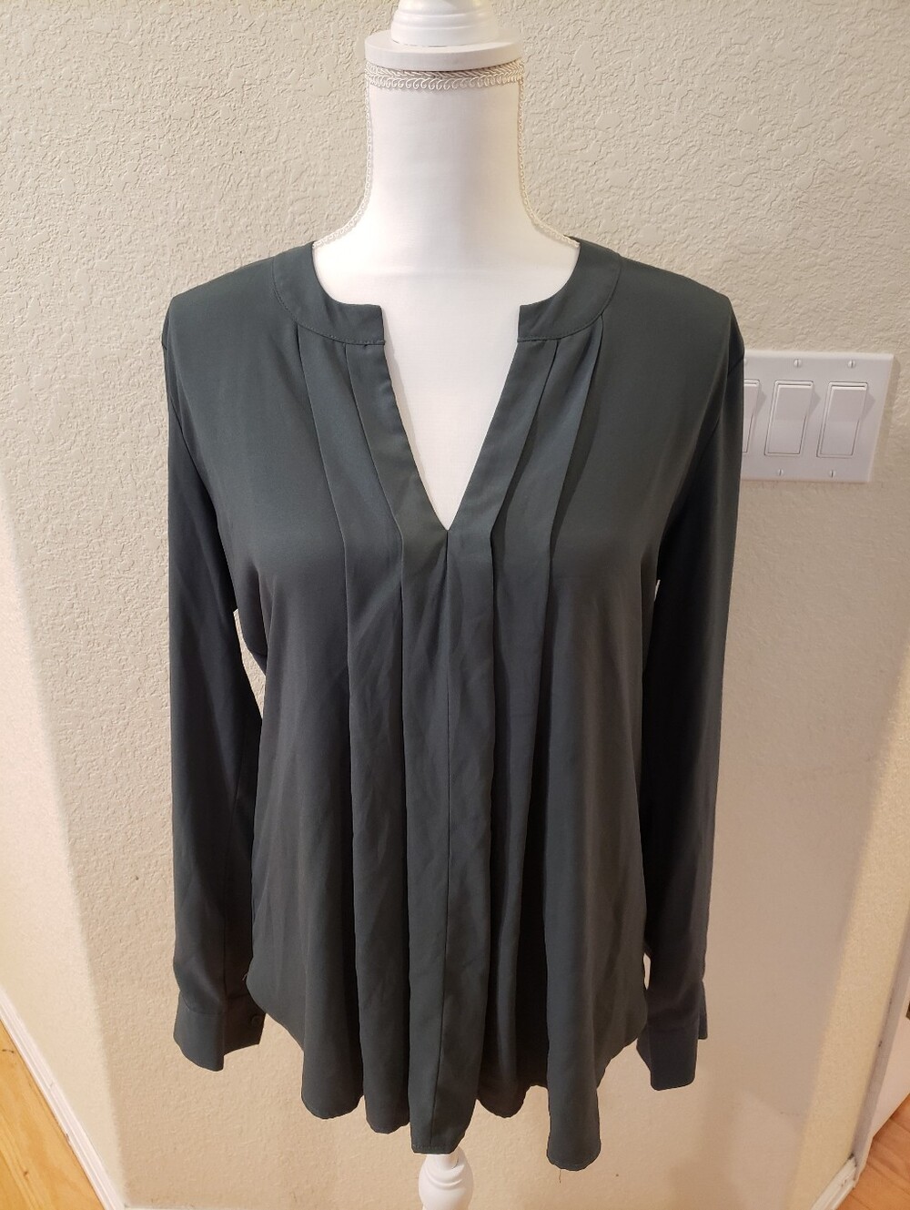 Ann Taylor Dark Gray Pleated V-Neck Long Sleeve Blouse